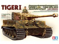 35146 1/35 TIger I Ausf.E  c наборными траками и фигурой командира
